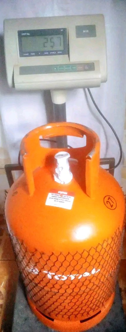 Refilling a 13kg gas cylinder in Nairobi - Image 3