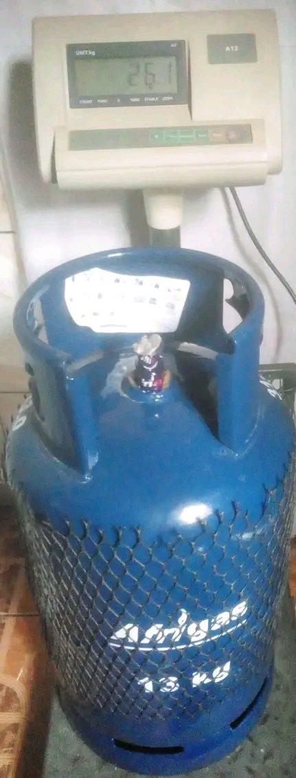 Refilling a 13kg gas cylinder in Nairobi - Image 4