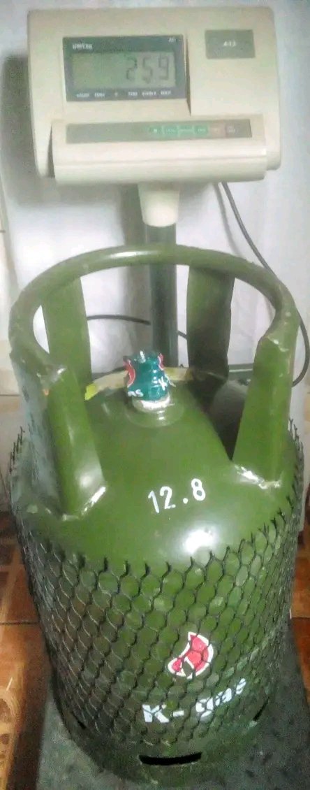 Refilling a 13kg gas cylinder in Nairobi - Image 5