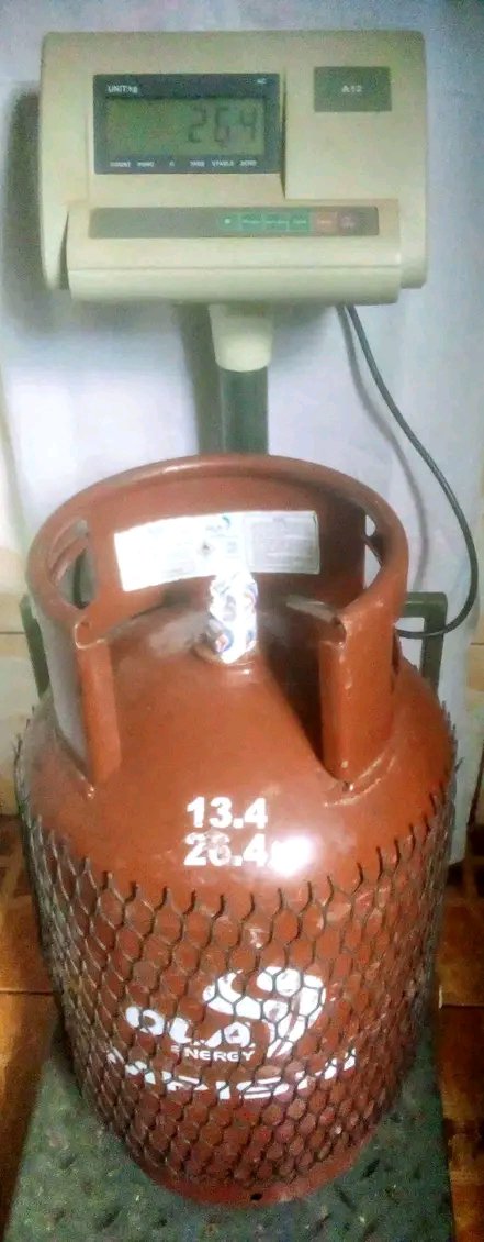 Refilling a 13kg gas cylinder in Nairobi - Image 2