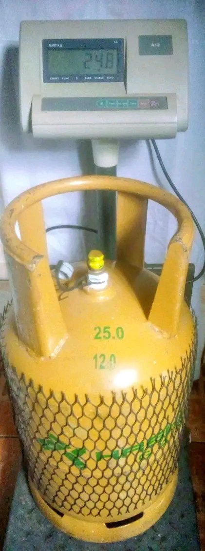 Refilling a 13kg gas cylinder in Nairobi - Image 6