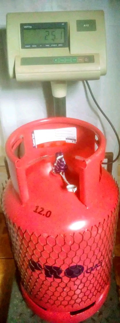 Refilling a 13kg gas cylinder in Nairobi - Image 7